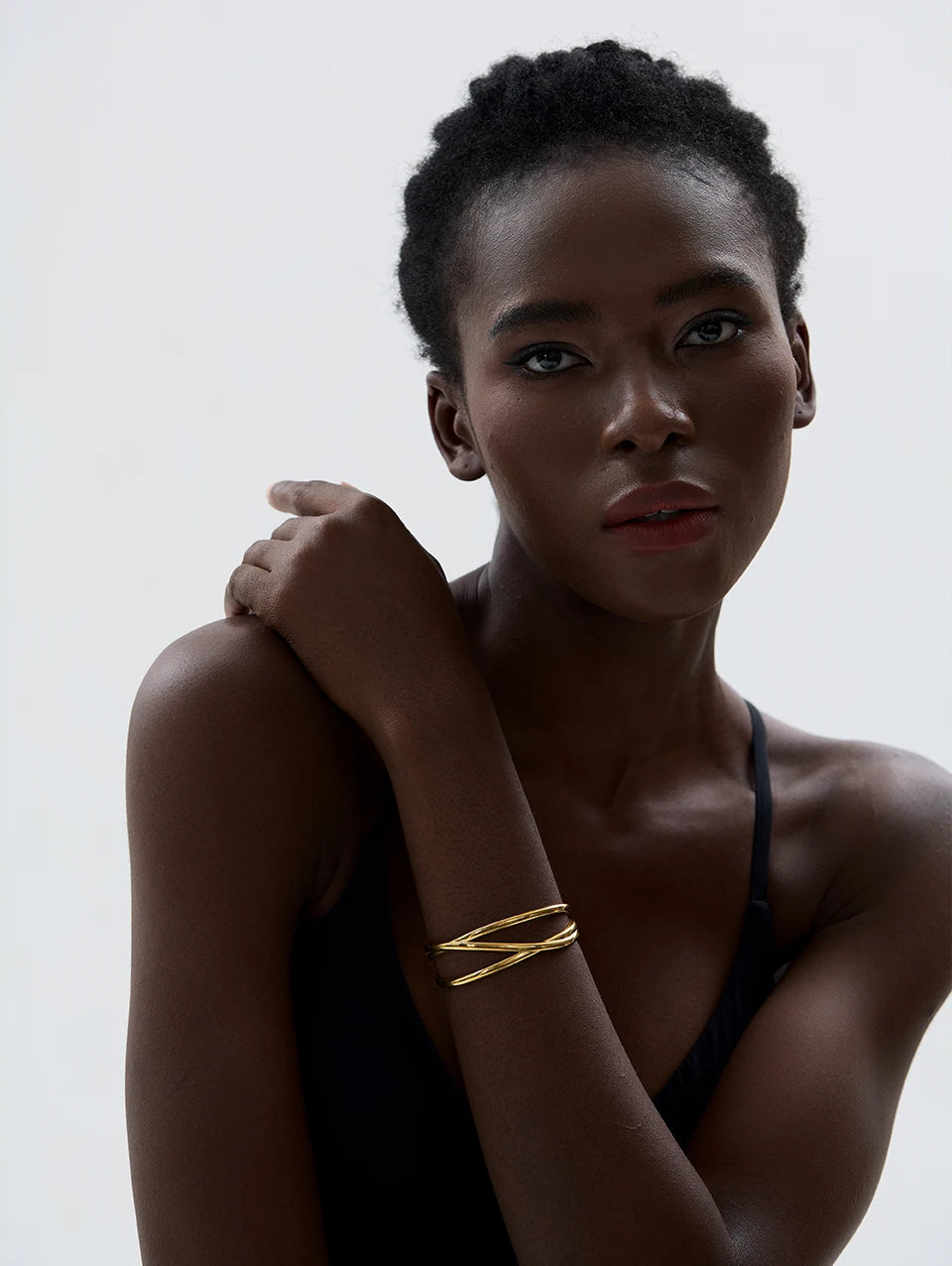 Minimalist geometric bracelet in gold-plated stainless steel.