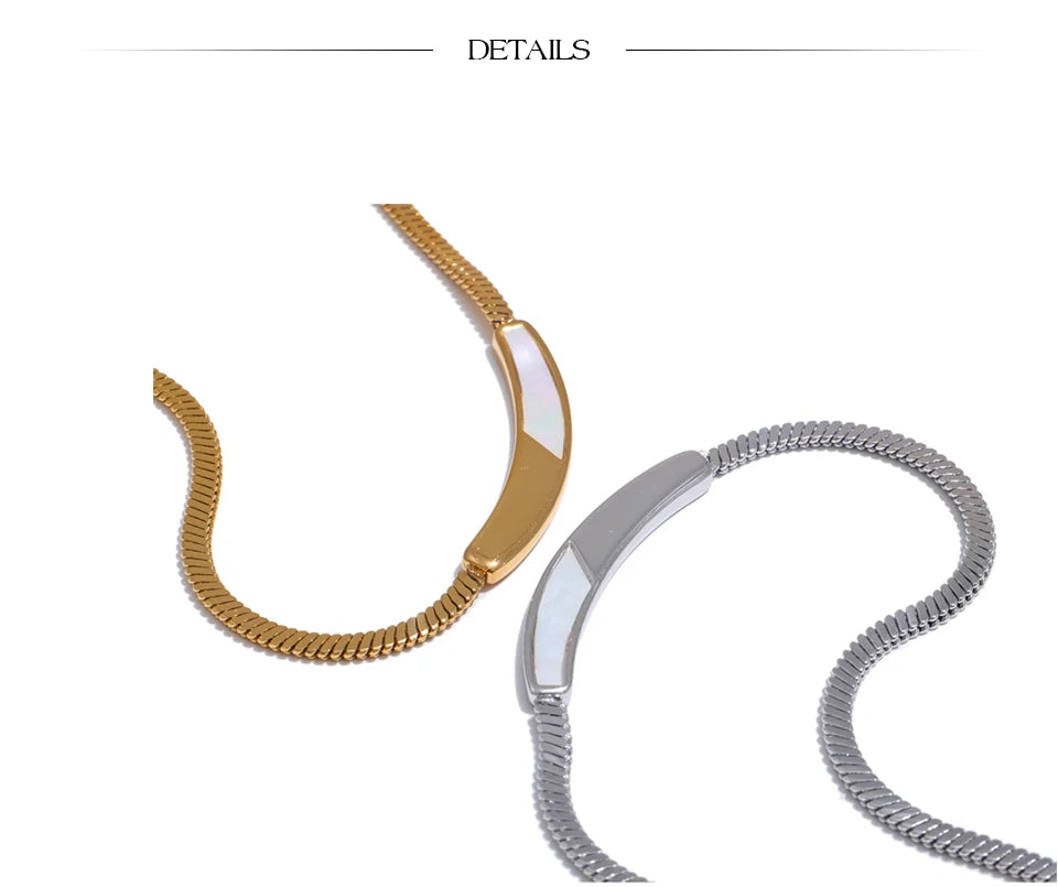 Shell geometric chain necklace in gold-plated stainless steel with shell.