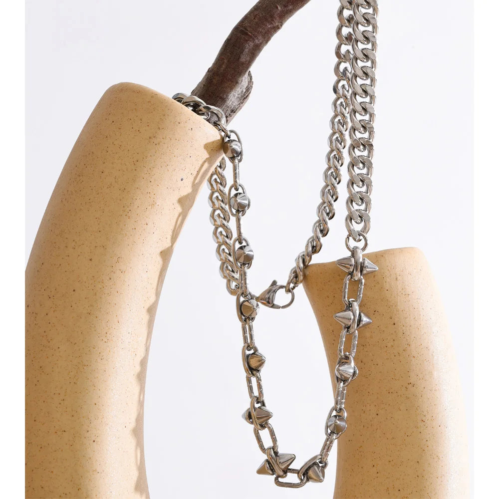 Vintage geometric chain necklace in gold-plated stainless steel.