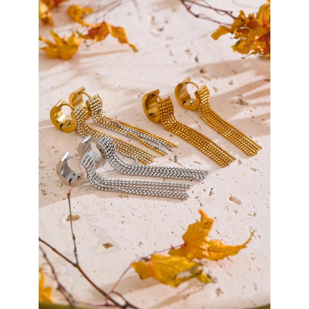 Geometric chain earrings in gold-plated stainless steel.