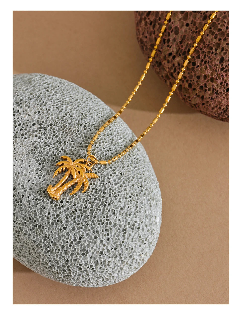 Geometric necklace in gold-plated stainless steel.
