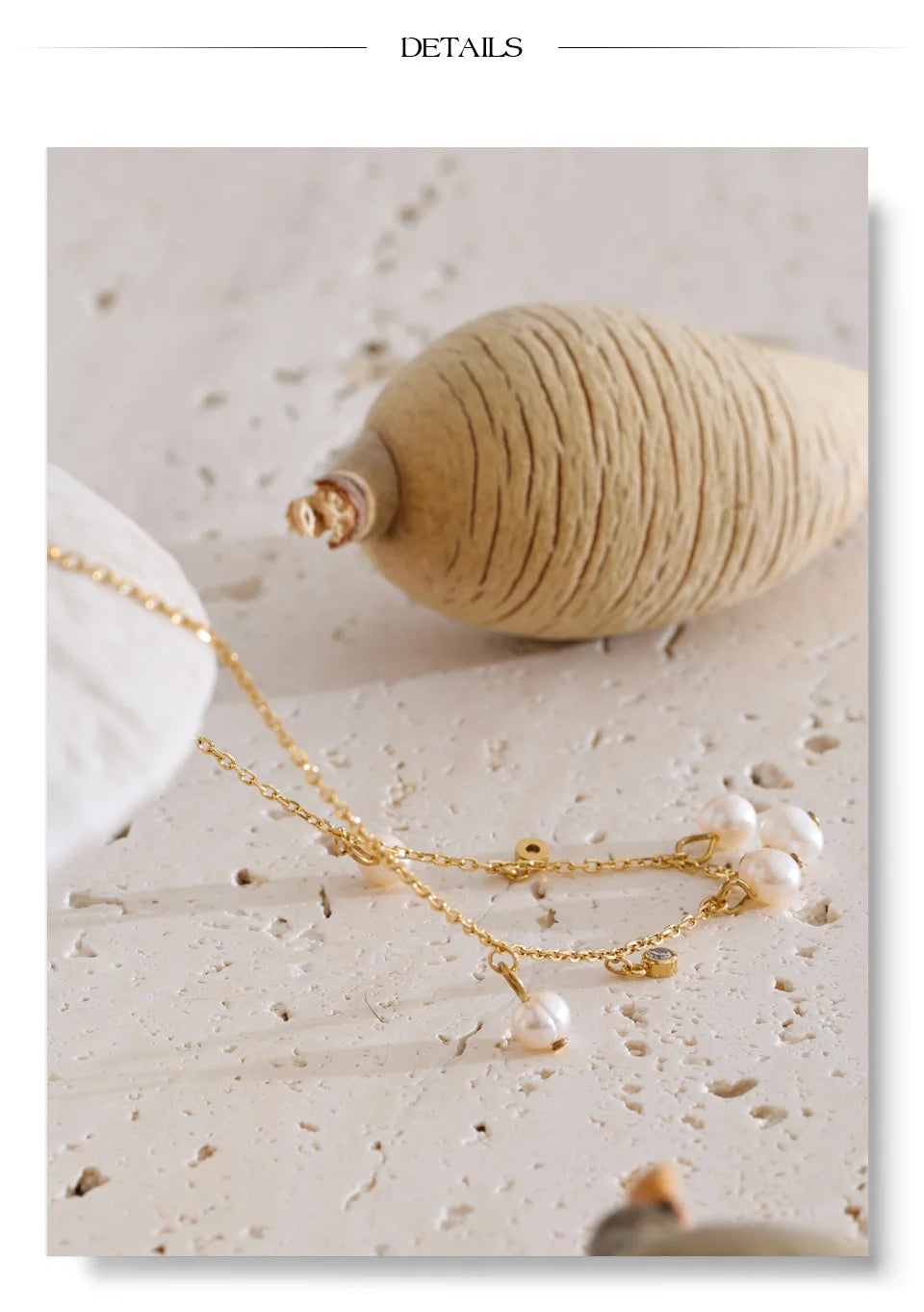 Cubic zirconia freshwater pearl geometric necklace in gold-plated stainless steel with freshwater pearl and cubic zirconia.