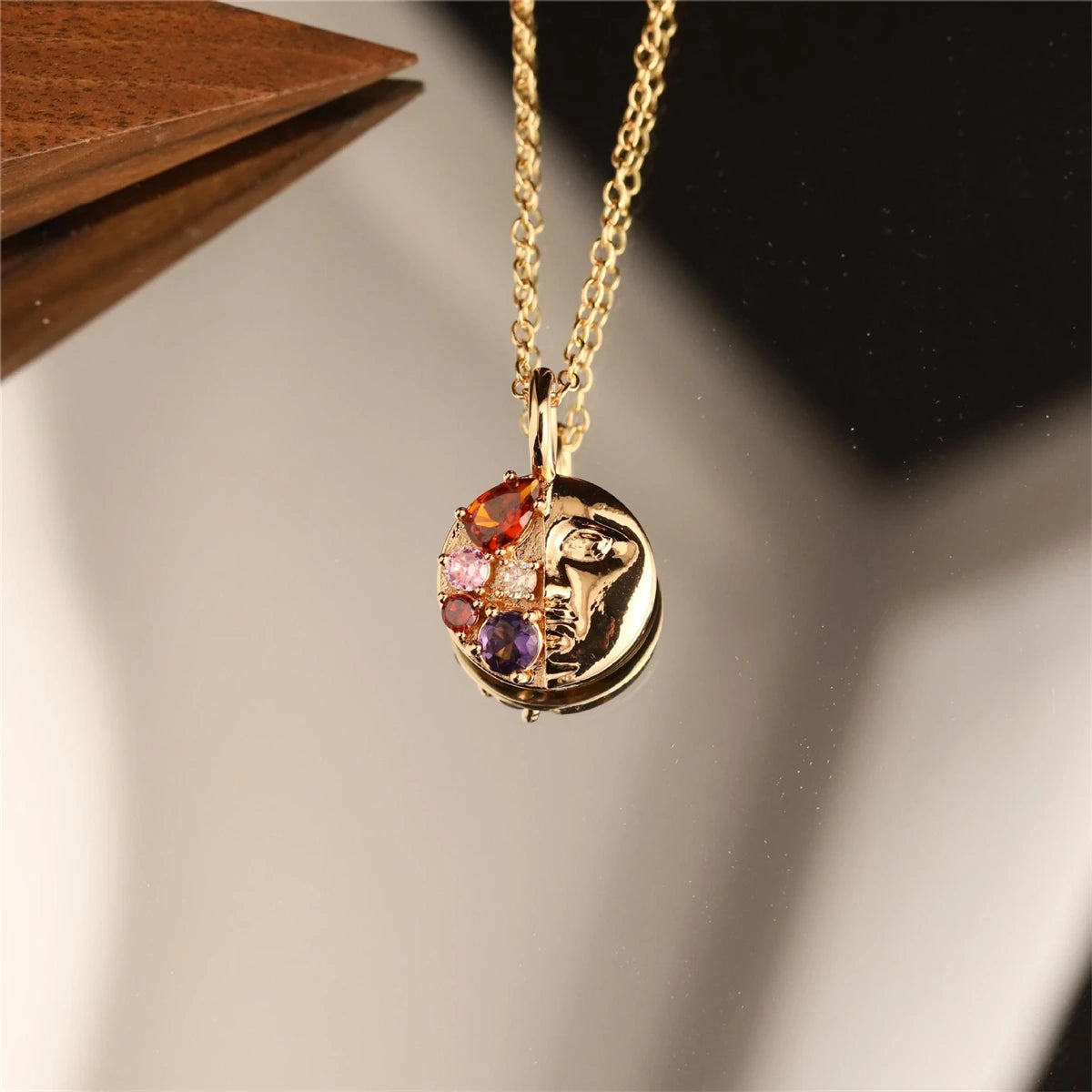 Vintage Greek Goddess Colored Zirconium Palace Art Necklace Casting Process Pendant Plating True Gold for Color Preservation