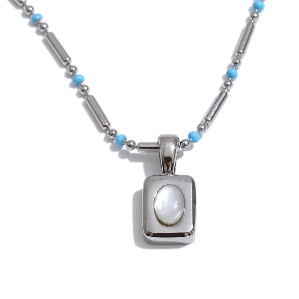 Shell geometric necklace in gold-plated stainless steel with shell.