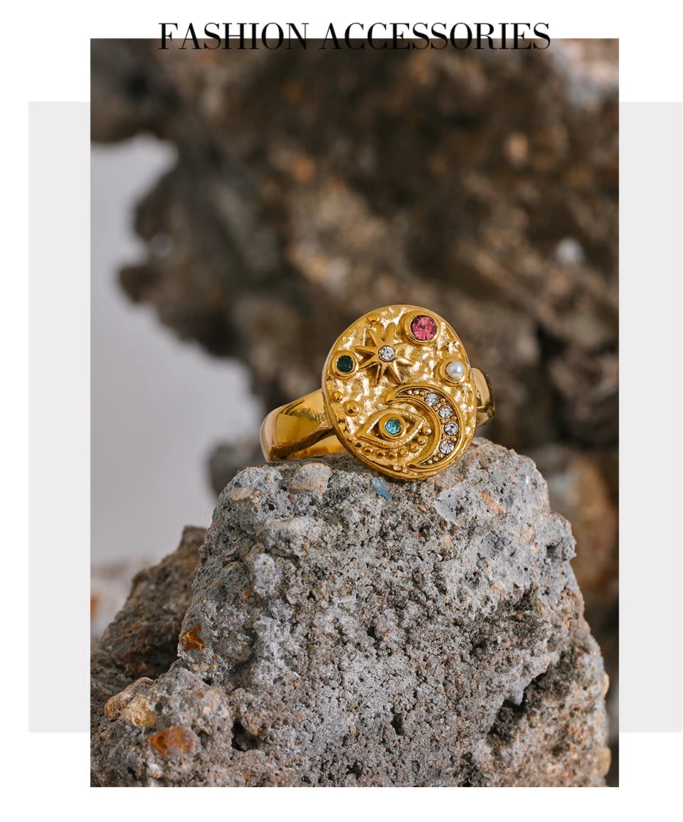 Cubic zirconia star moon ring in 18K gold-plated stainless steel with cubic zirconia.