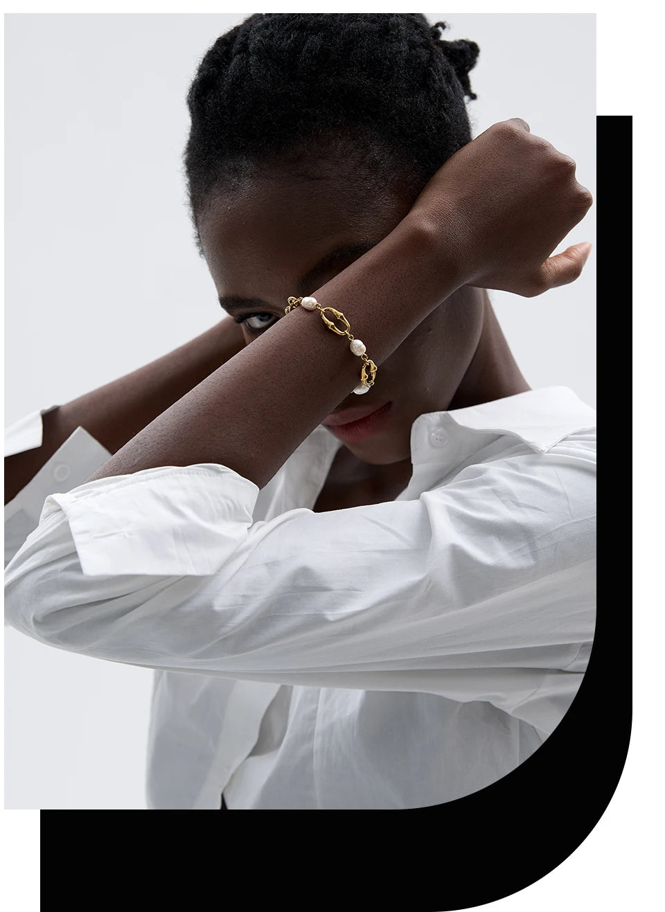 Freshwater pearl geometric chain necklace in gold-plated stainless steel with freshwater pearl.