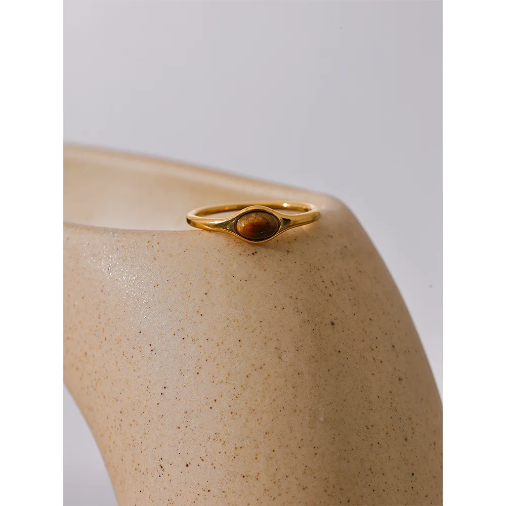 Natural stone geometric ring in 18K gold-plated stainless steel with natural stone.