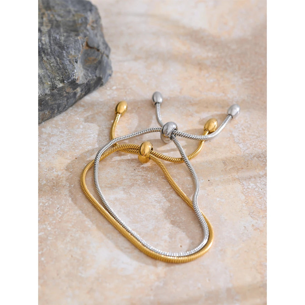 Geometric chain necklace in gold-plated stainless steel.