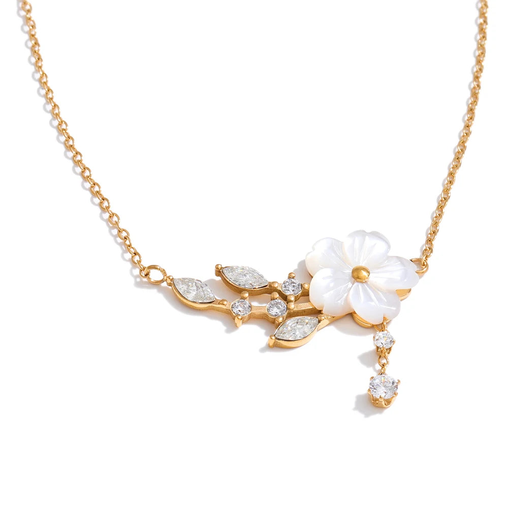 Cubic zirconia shell flower necklace in gold-plated stainless steel with cubic zirconia and shell.