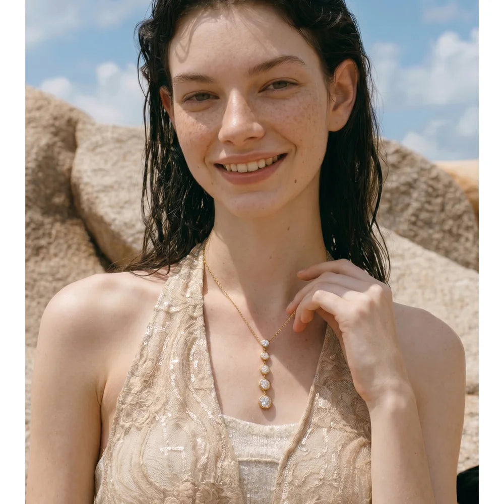 Cubic zirconia geometric chain necklace in gold-plated stainless steel with cubic zirconia.