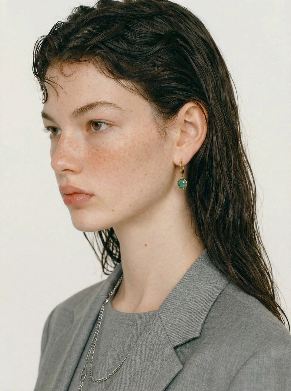 Red natural stone geometric earrings in gold-plated stainless steel with natural stone.