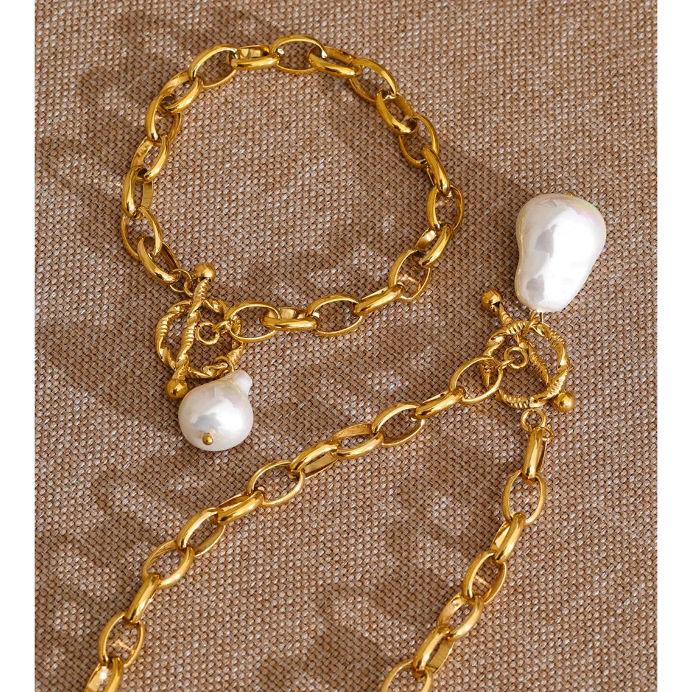 Pearl geometric necklace in gold-plated stainless steel with pearl.