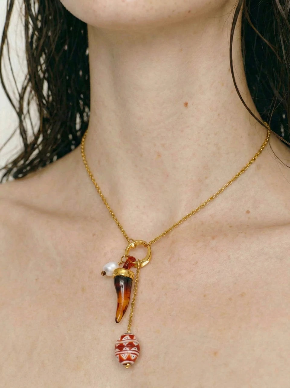 Resin geometric necklace in gold-plated stainless steel with resin.