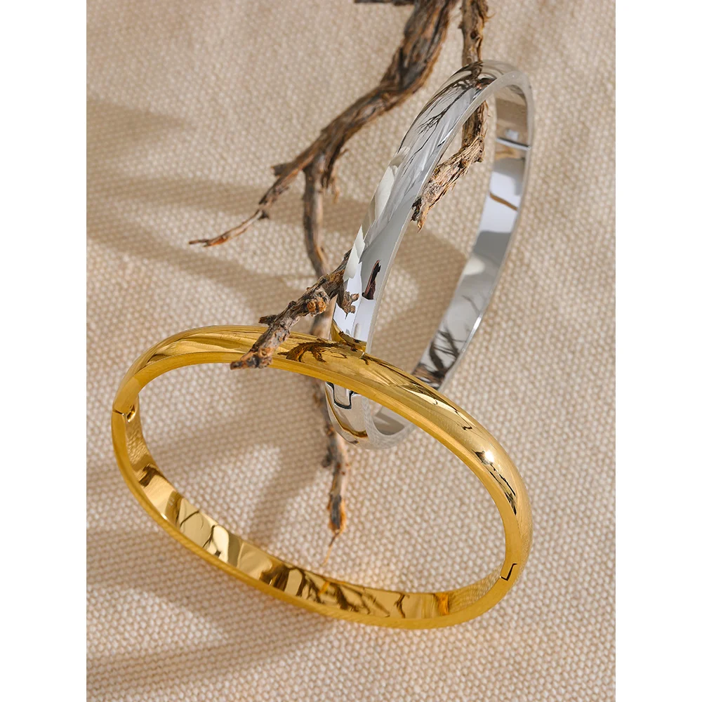 Geometric bracelet in gold-plated stainless steel.