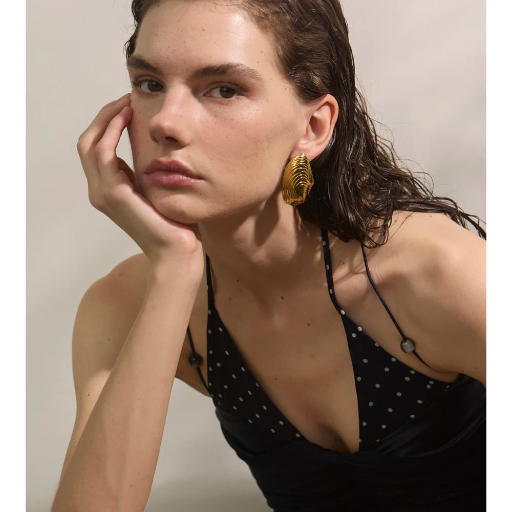 Geometric earrings in gold-plated stainless steel.
