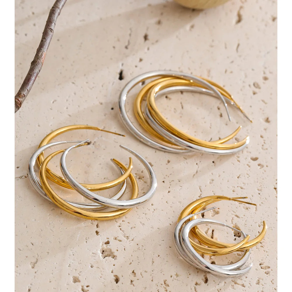 Geometric earrings in gold-plated stainless steel.