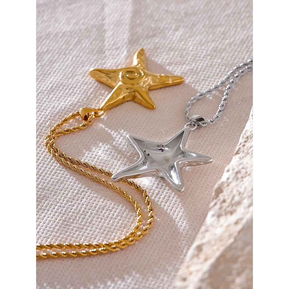 Star necklace in gold-plated 316L stainless steel.