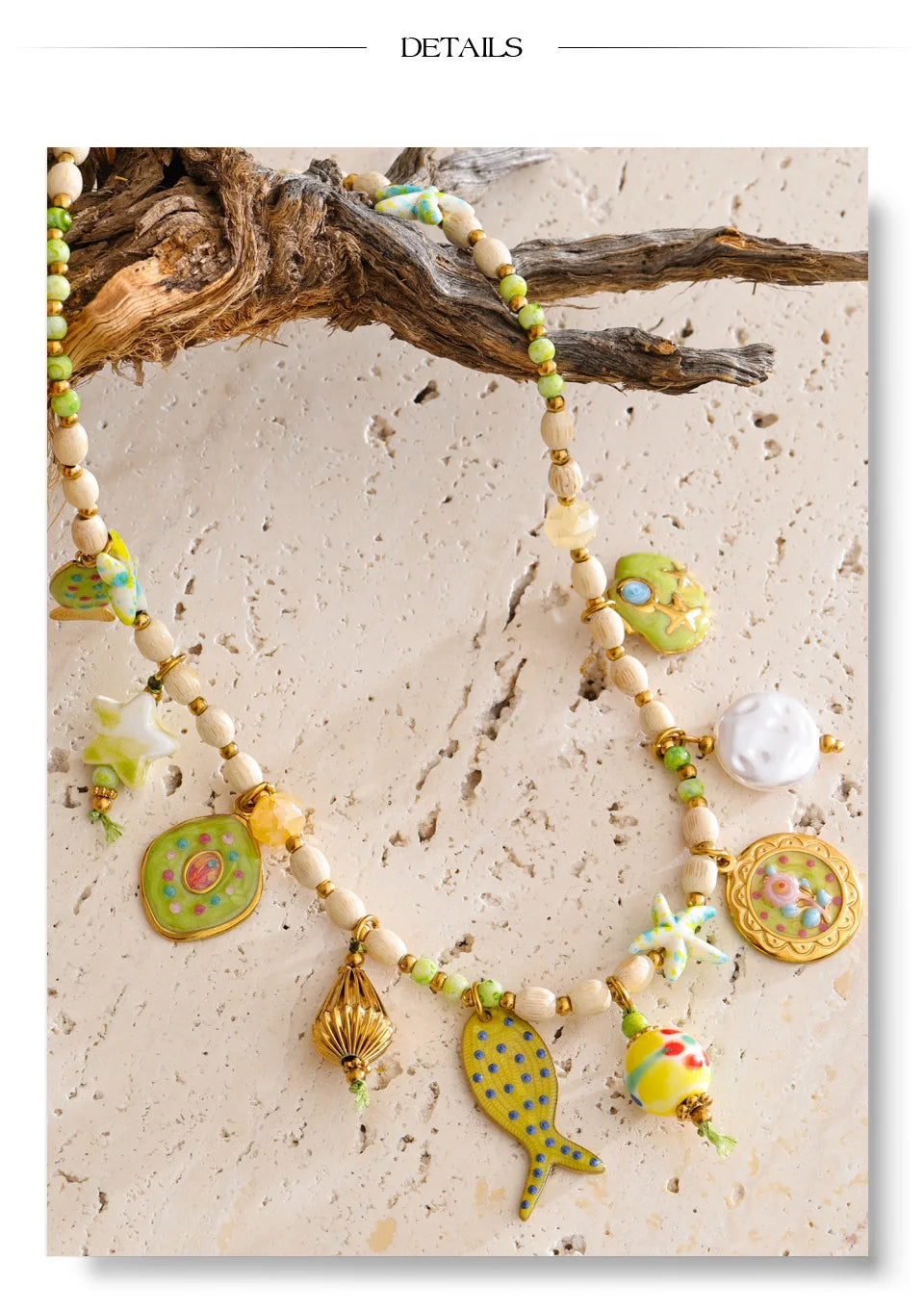 Resin star geometric necklace in gold-plated stainless steel with resin.