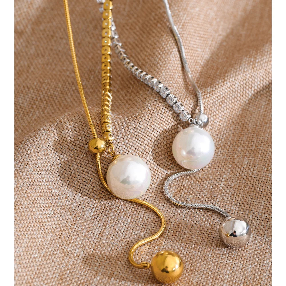Cubic zirconia pearl geometric necklace in gold-plated stainless steel with pearl and cubic zirconia.