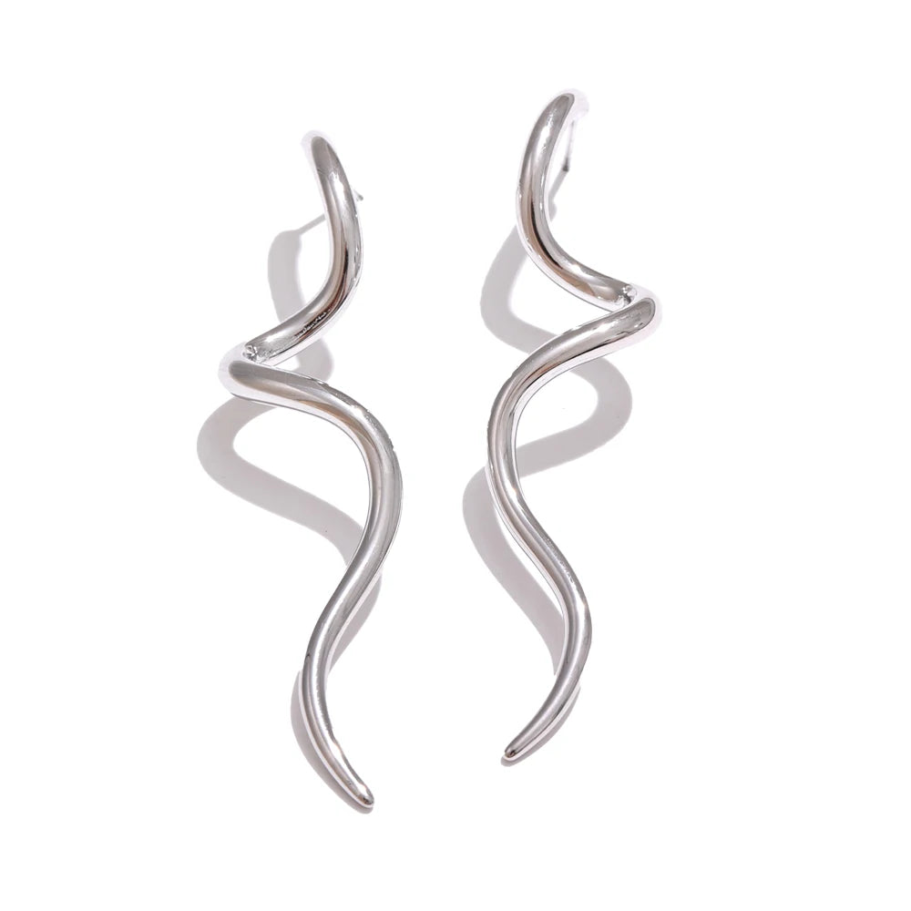 Minimalist geometric earrings in gold-plated stainless steel.