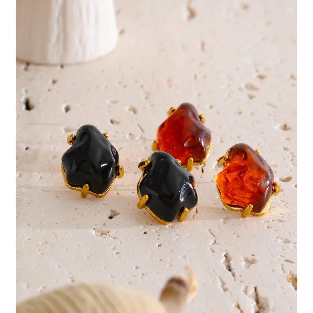 Black resin acrylic earrings in gold-plated stainless steel with resin and acrylic.