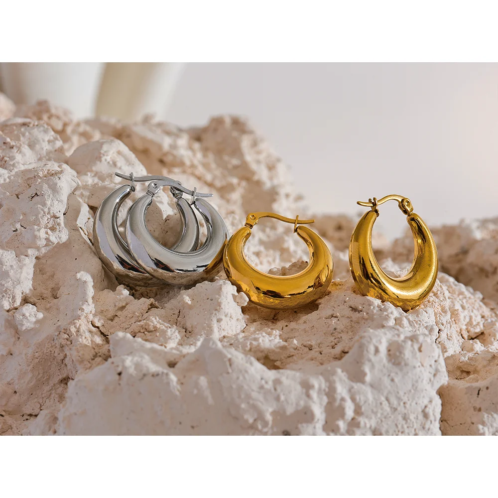 Hammered geometric earrings in 18K gold-plated stainless steel.
