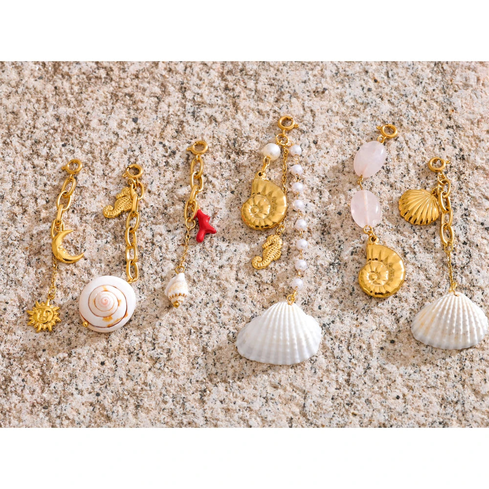 Shell star moon necklace in gold-plated stainless steel with shell.