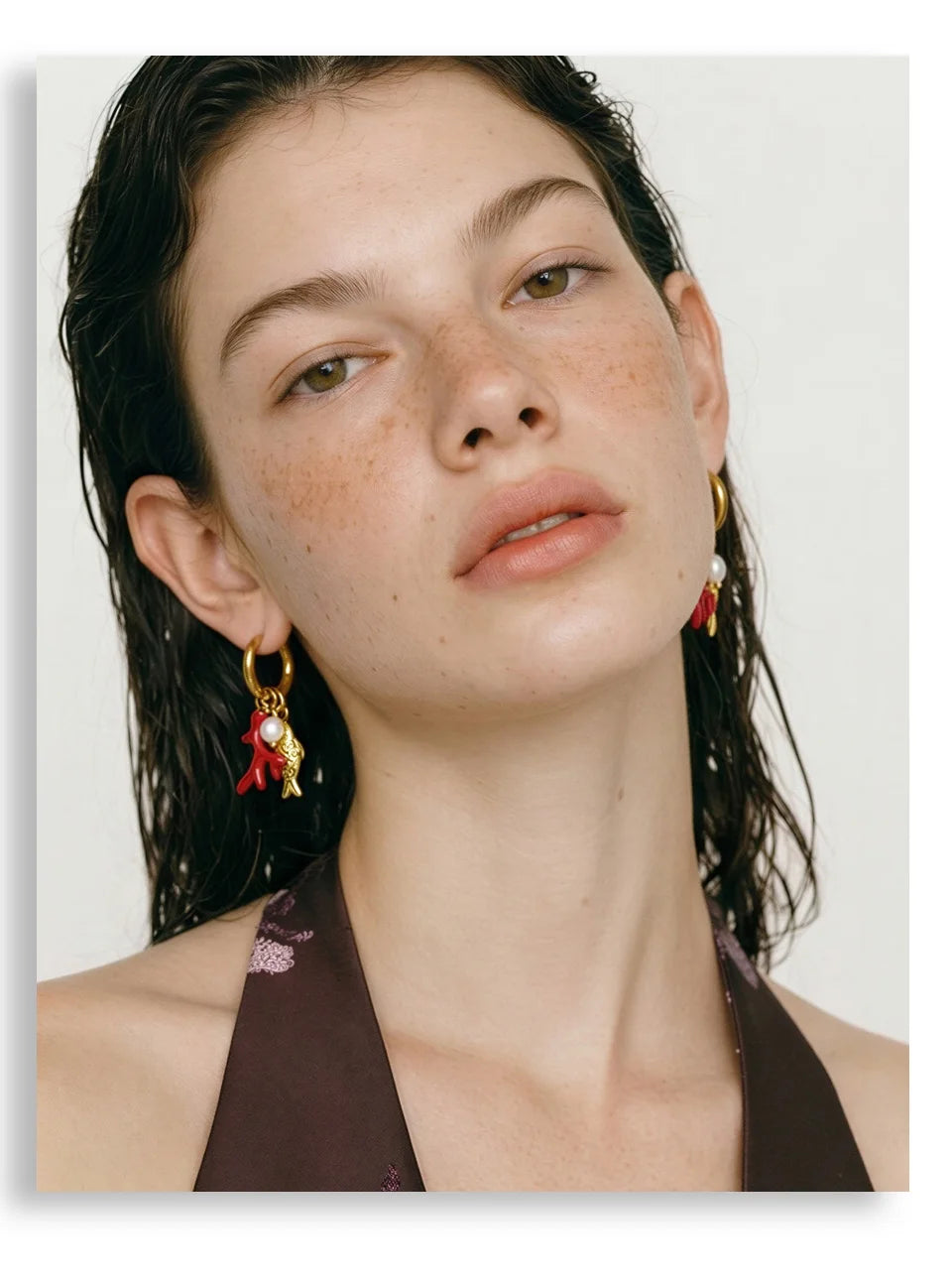 Freshwater pearl geometric earrings in gold-plated stainless steel with freshwater pearl.