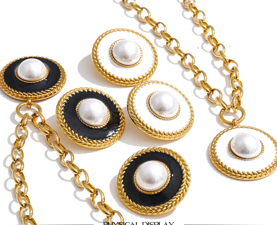 Pearl coin geometric earrings in gold-plated stainless steel with pearl.