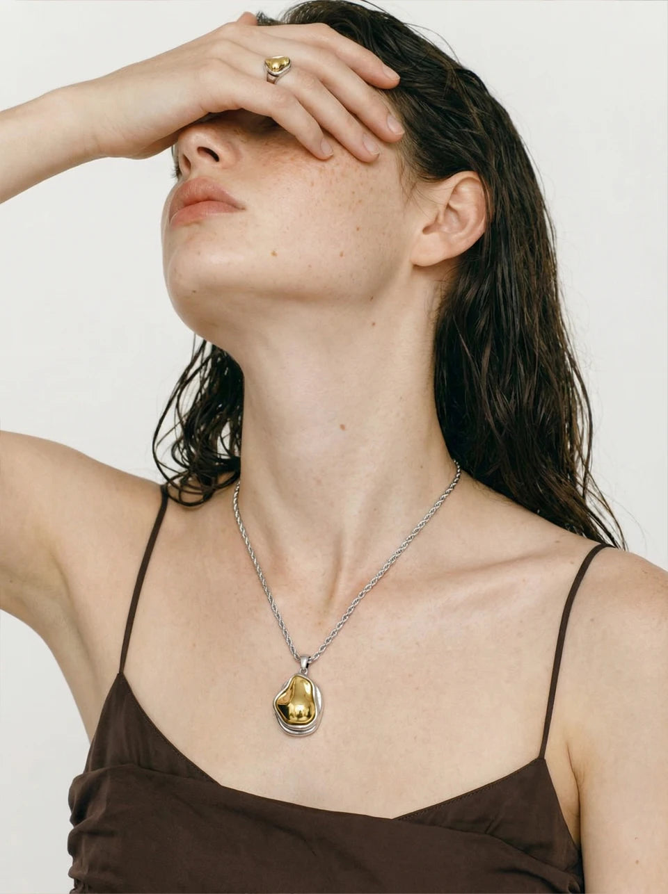 Pearl beaded geometric necklace in gold-plated stainless steel with pearl.