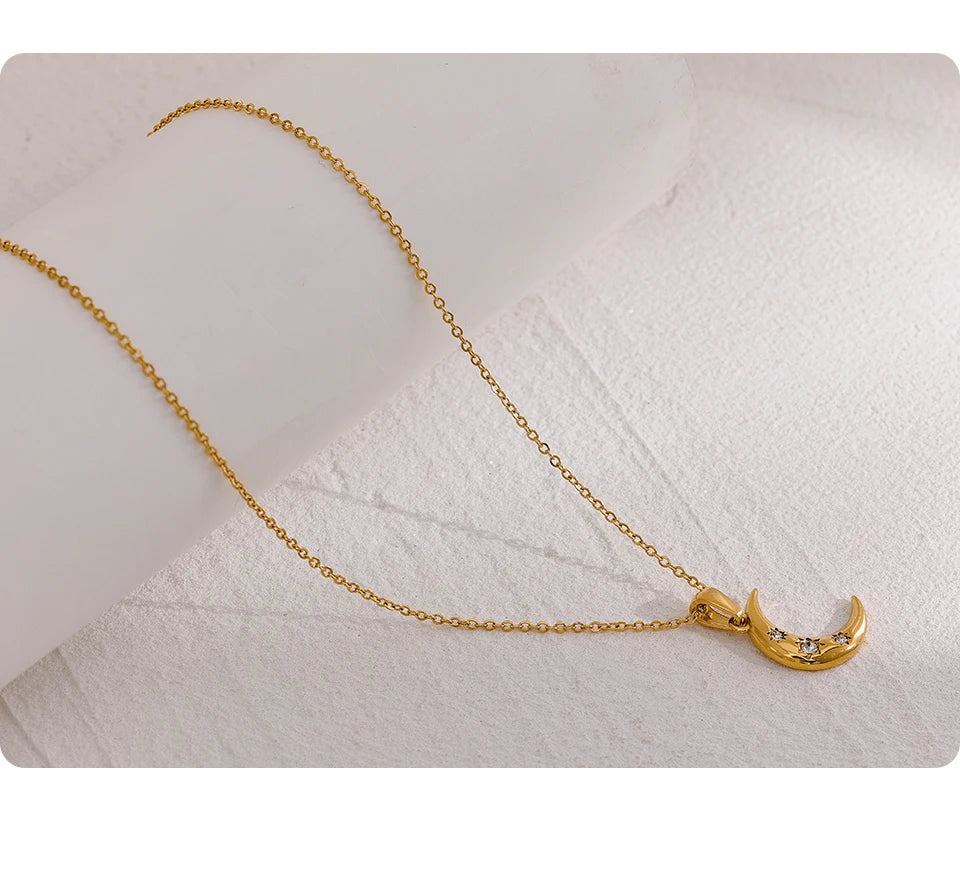 Cubic zirconia moon necklace in gold-plated stainless steel with cubic zirconia.