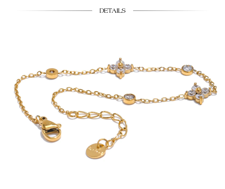 Cubic zirconia flower geometric necklace in gold-plated stainless steel with cubic zirconia.