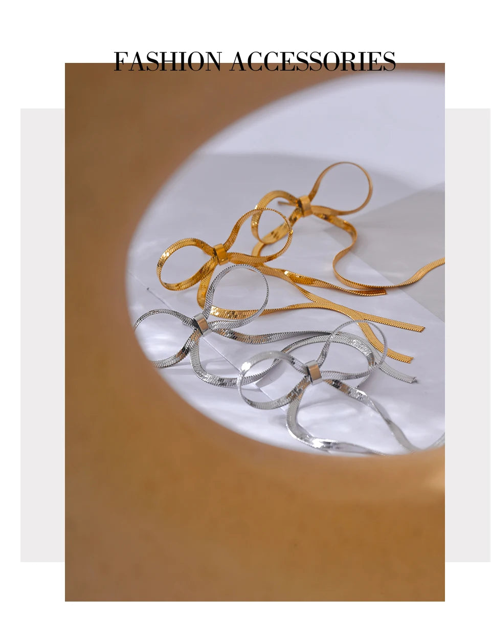Bow chain earrings in gold-plated stainless steel.
