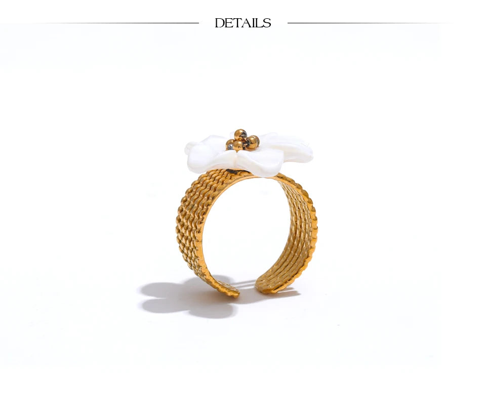 Shell flower ring in 18K gold-plated stainless steel with shell.