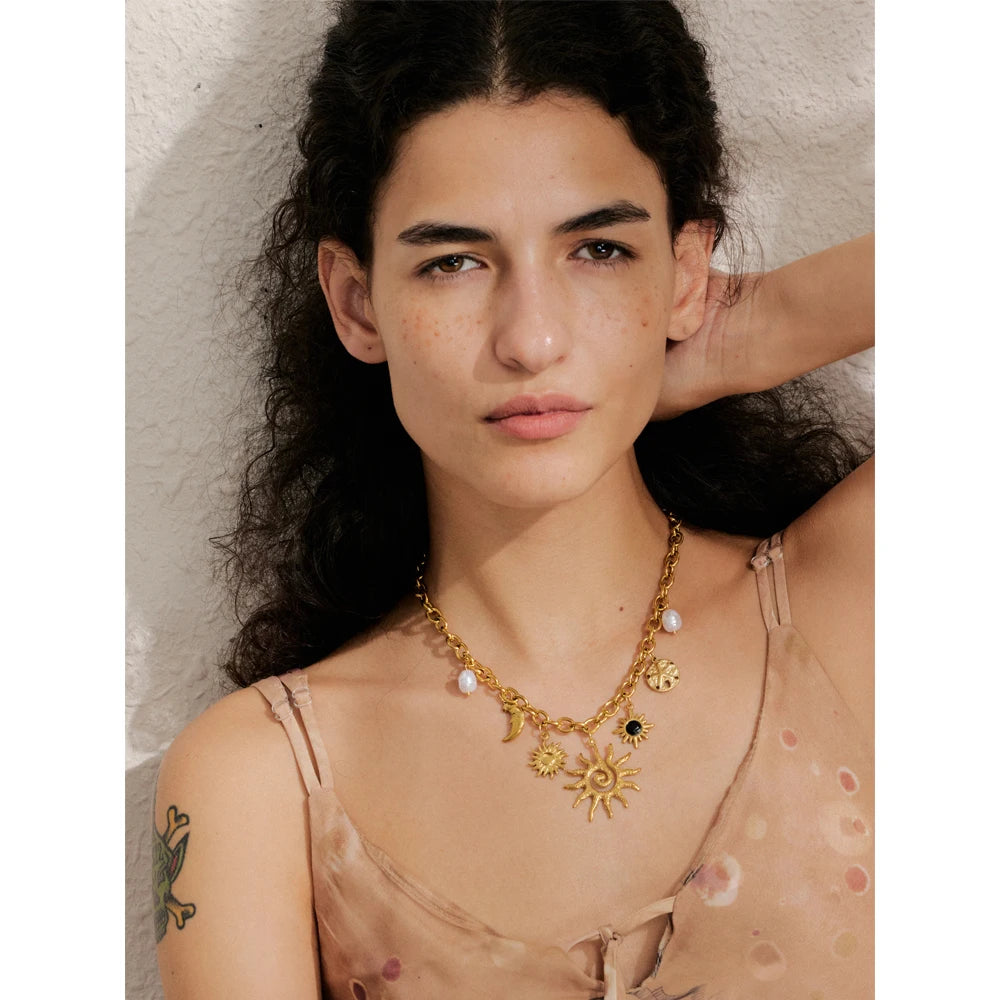 Pearl star moon necklace in gold-plated stainless steel with pearl.