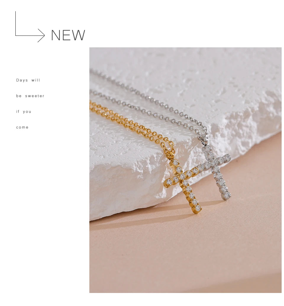Cubic zirconia cross necklace in gold-plated 316L stainless steel with cubic zirconia.