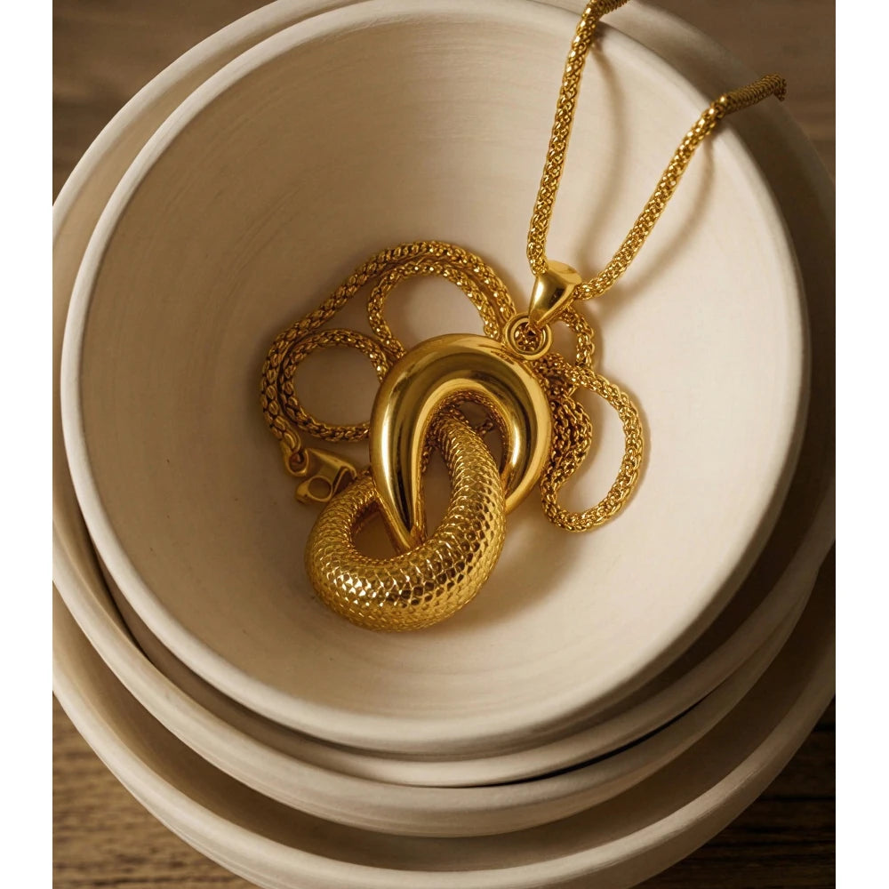 Geometric necklace in gold-plated stainless steel.