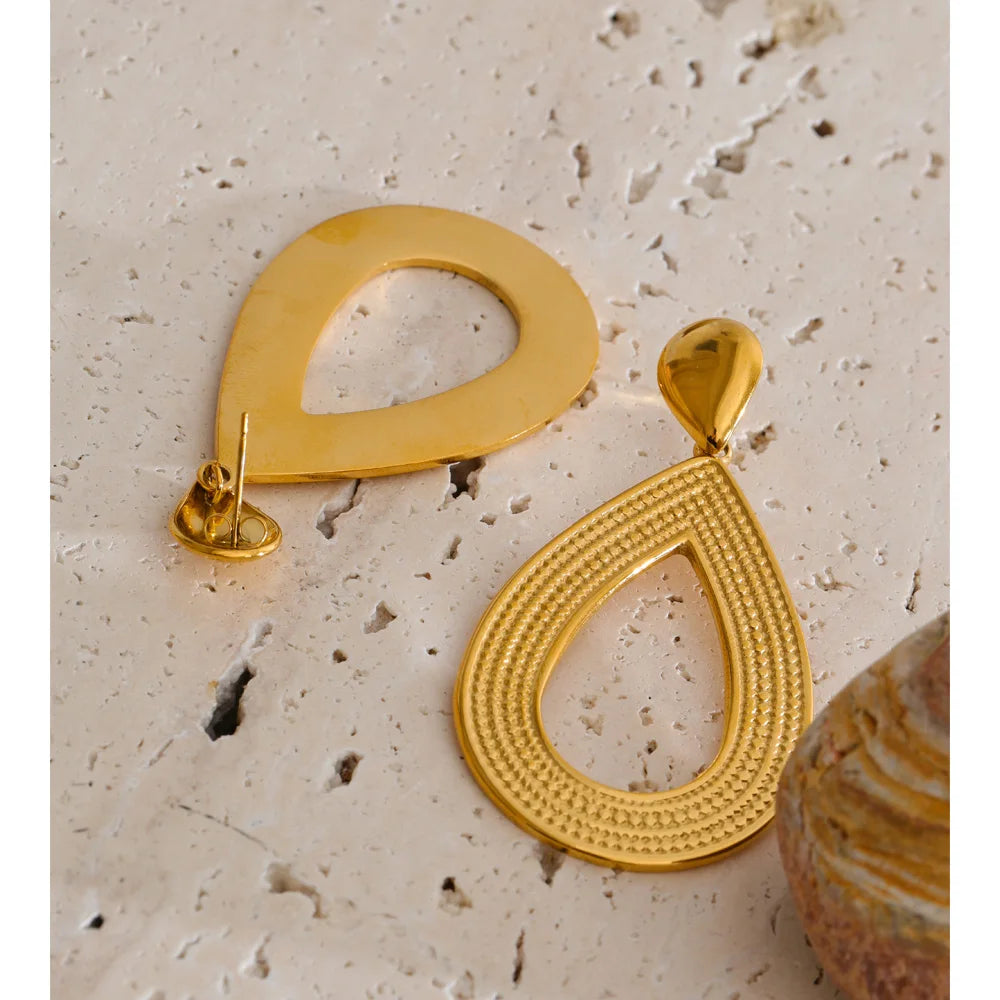 Geometric earrings in gold-plated stainless steel.
