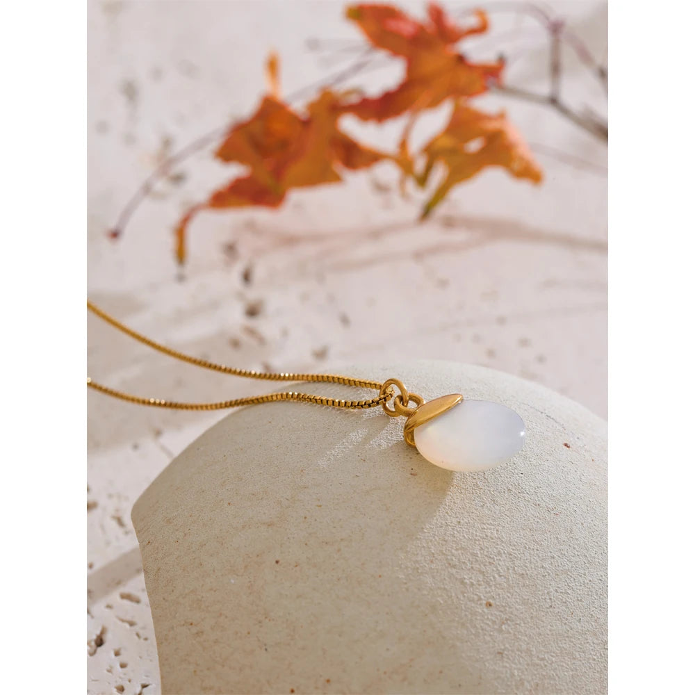 White natural stone geometric necklace in gold-plated stainless steel with natural stone.
