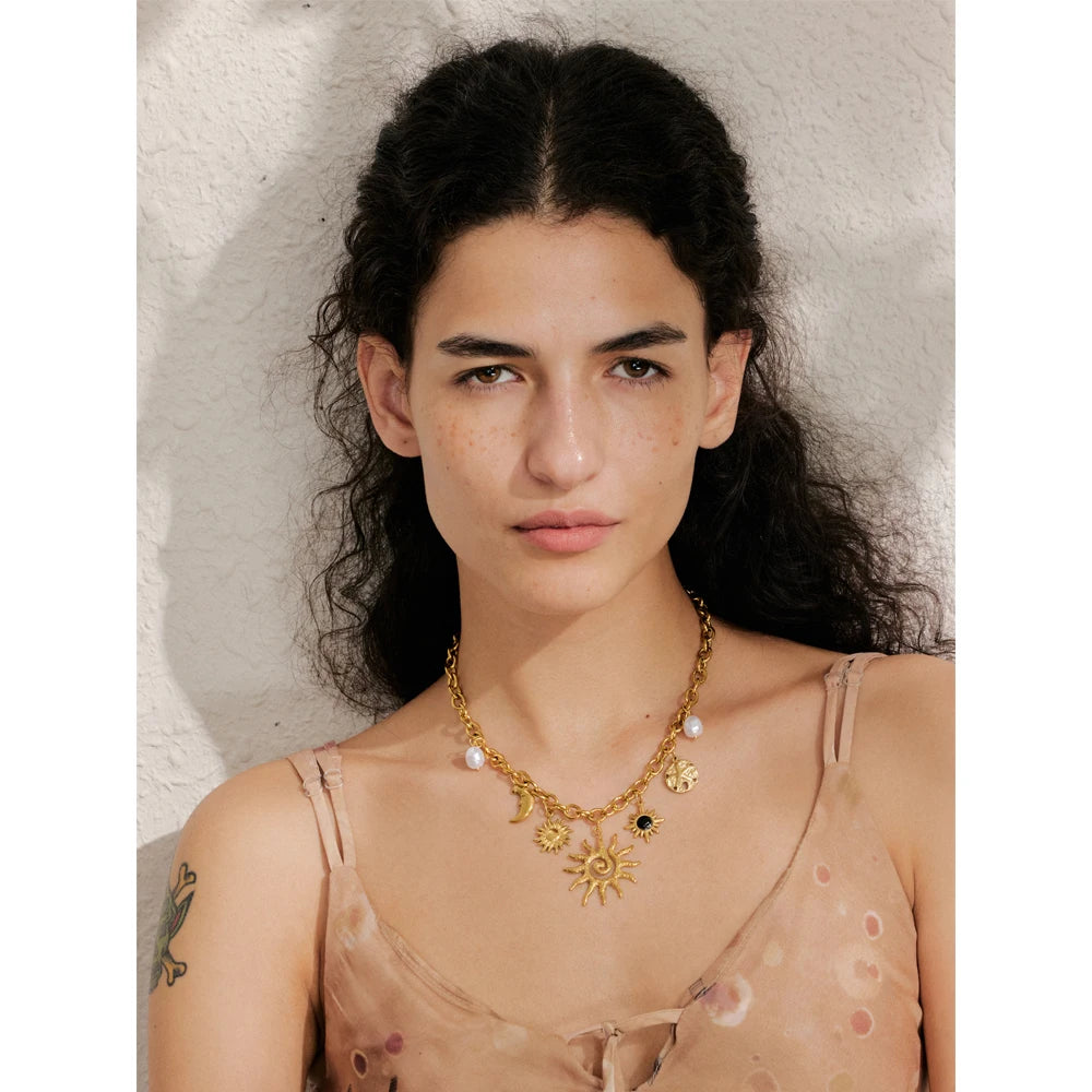Pearl star moon necklace in gold-plated stainless steel with pearl.