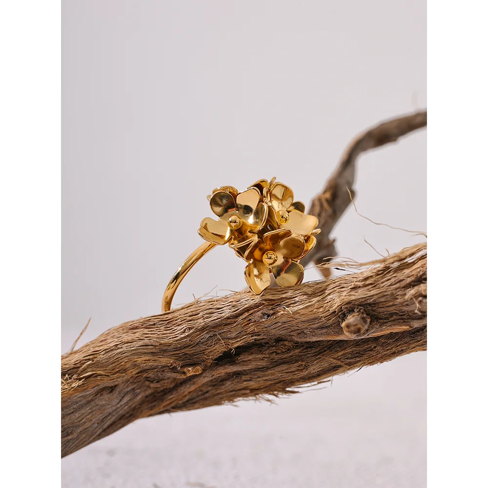 Flower ring in 18K gold-plated stainless steel.