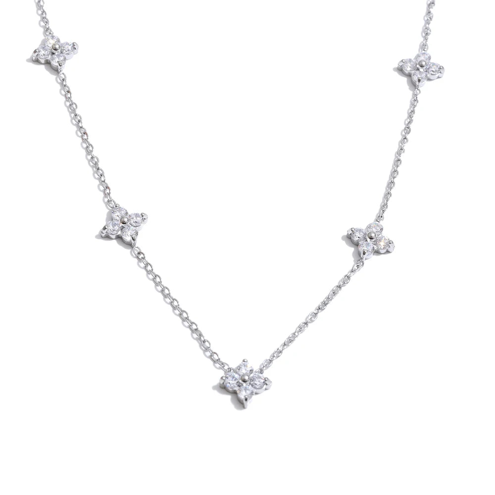 Cubic zirconia flower chain necklace in gold-plated stainless steel with cubic zirconia.