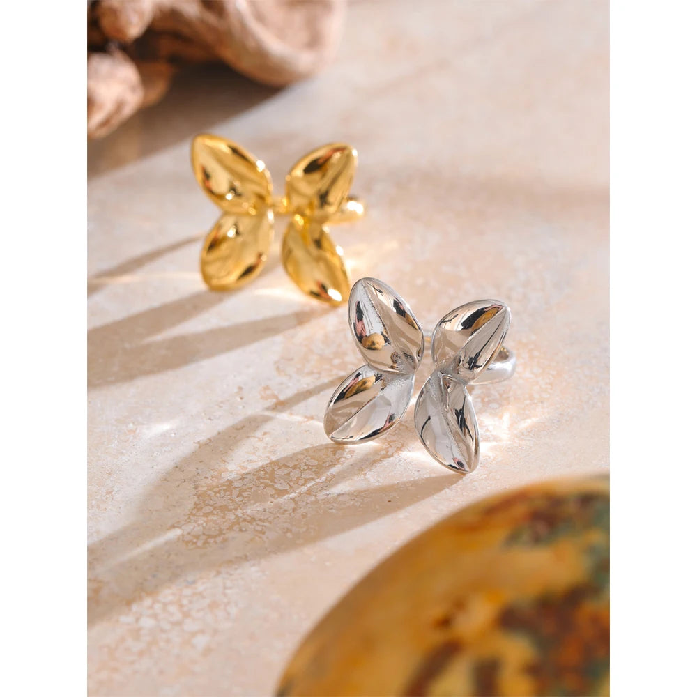 Flower ring in gold-plated stainless steel.