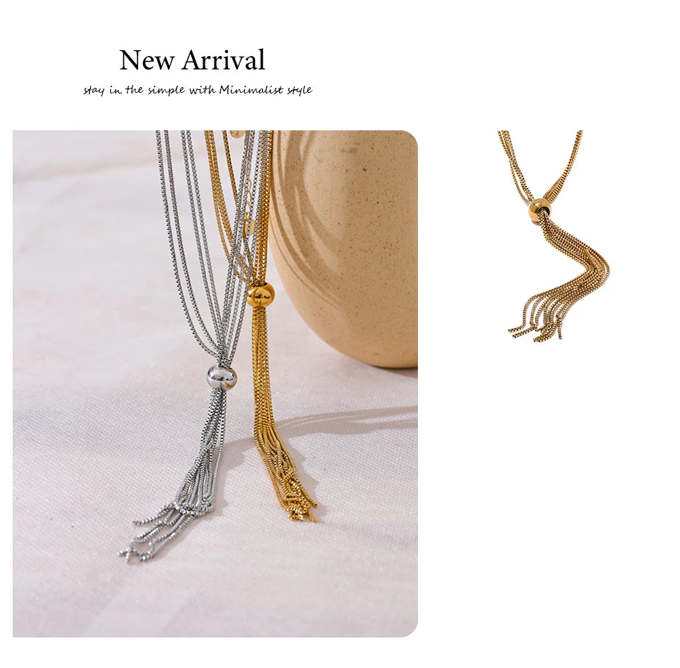 Geometric chain necklace in gold-plated stainless steel.