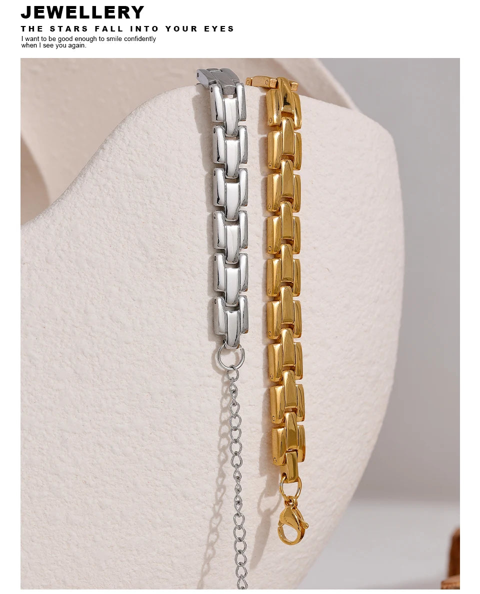 Geometric chain necklace in gold-plated 316L stainless steel.