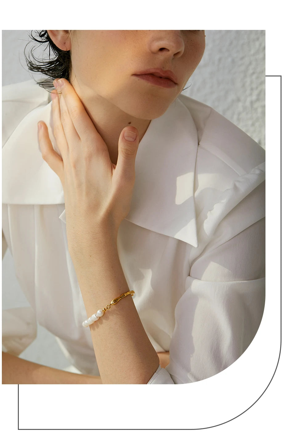 Freshwater pearl geometric bracelet in 18K gold-plated stainless steel with freshwater pearl.