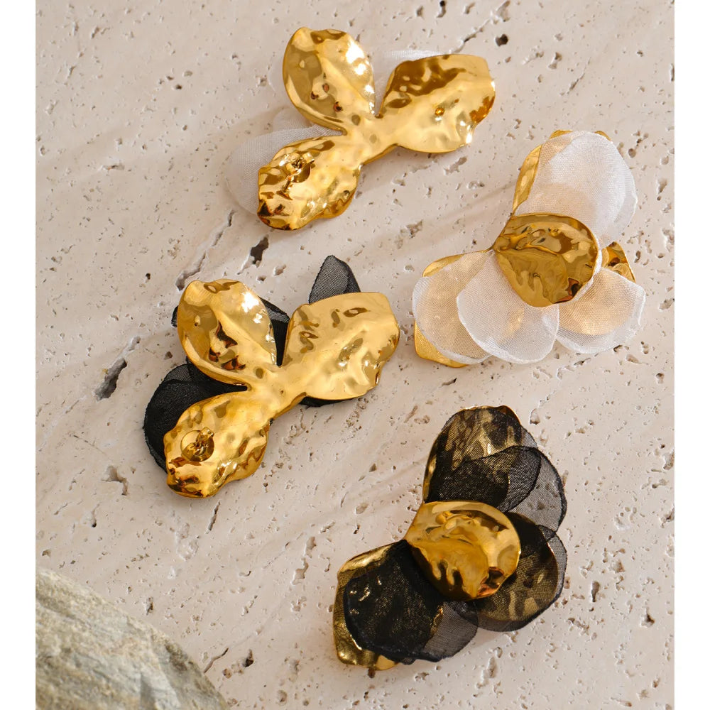 Flower earrings in gold-plated stainless steel.