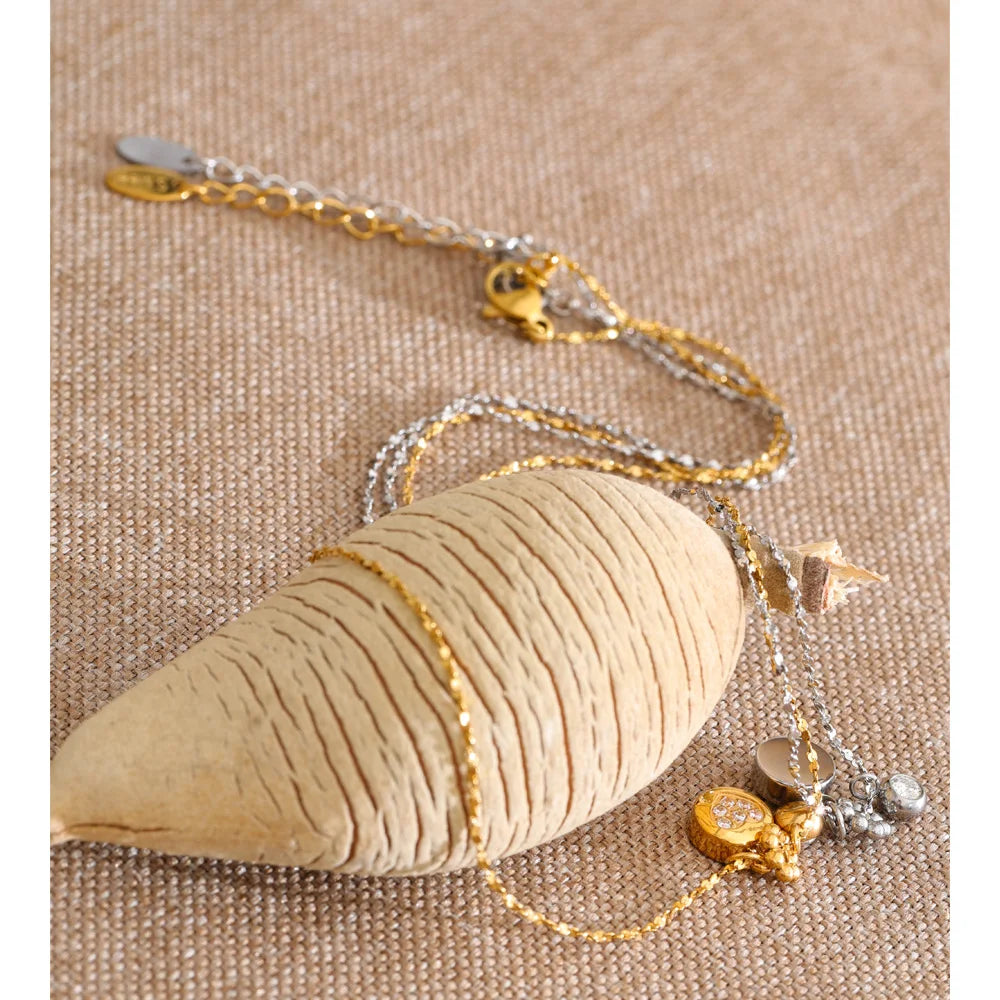 Cubic zirconia heart geometric necklace in gold-plated stainless steel with cubic zirconia.