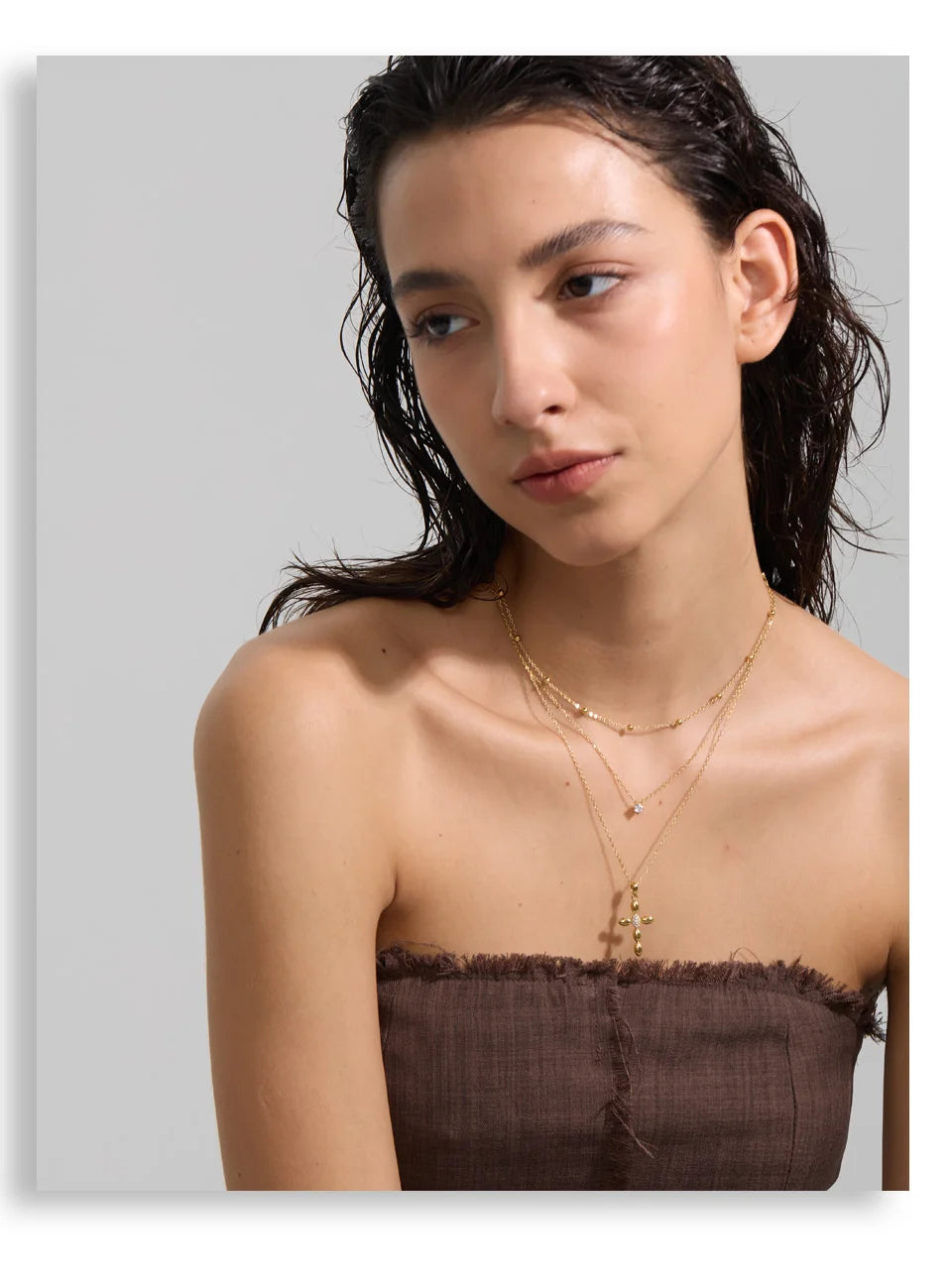 Cubic zirconia cross chain necklace in gold-plated stainless steel with cubic zirconia.