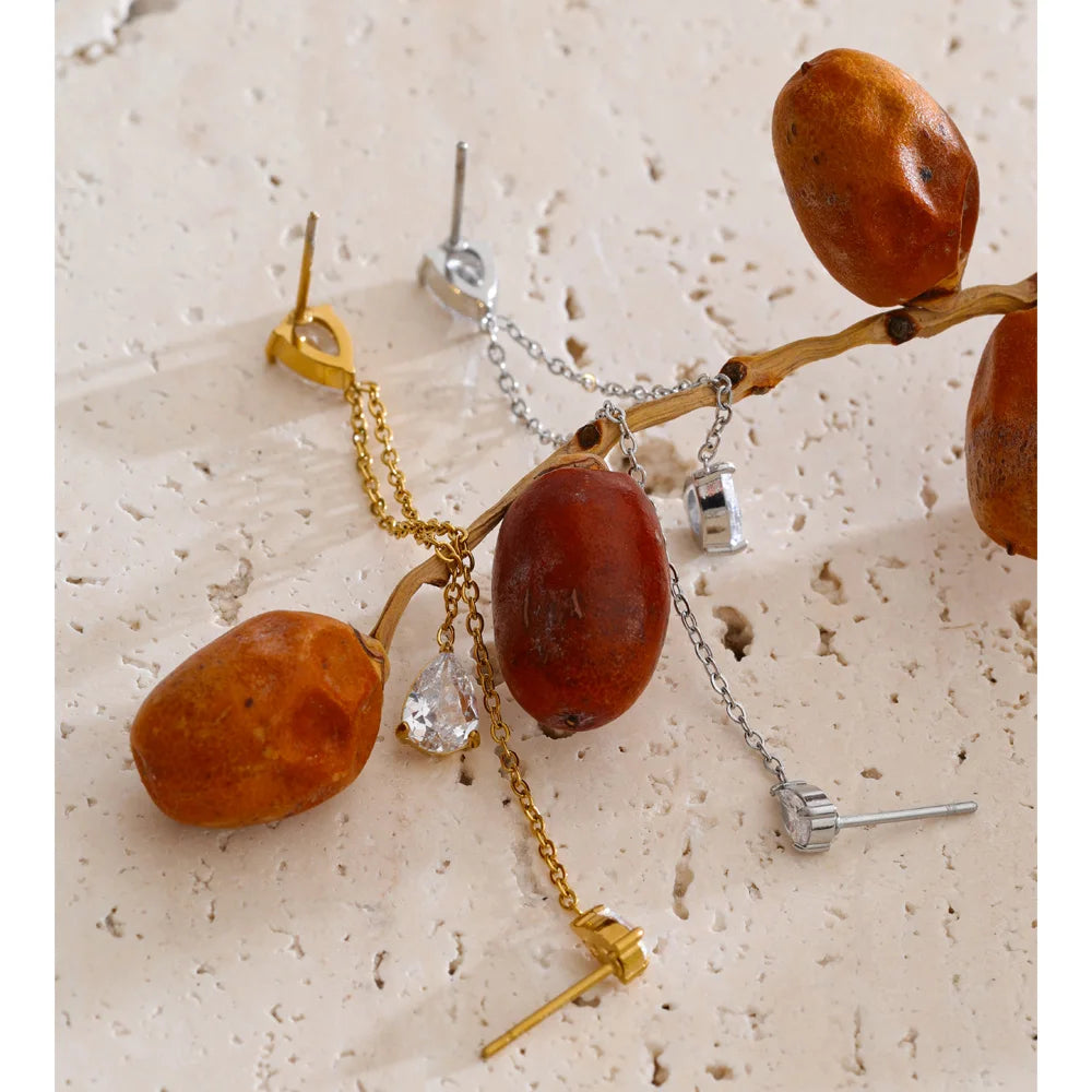 Cubic zirconia chain earrings in gold-plated stainless steel with cubic zirconia.